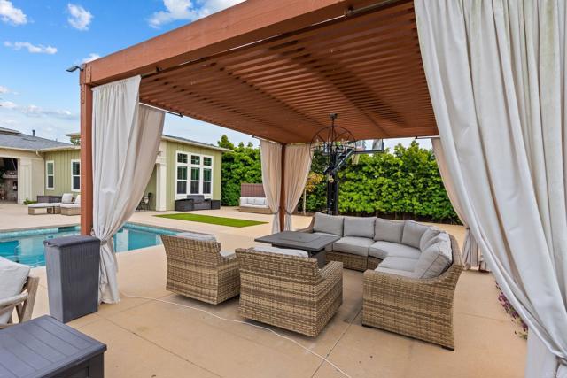956 Urania Avenue, Encinitas CA: https://media.crmls.org/mediaz/fec31dba-177d-4023-84fa-88915063dce4.jpg