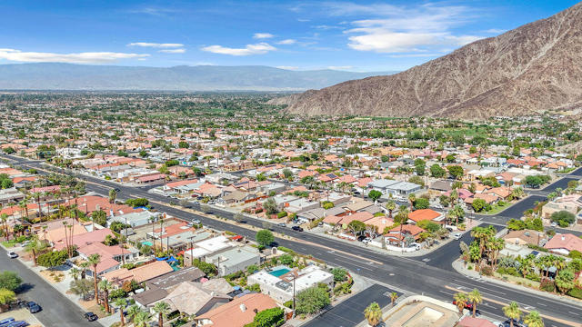 53945 Eisenhower Drive, La Quinta CA: https://media.crmls.org/mediaz/fec342df-a49b-4125-a0e2-2c951b480048.jpg