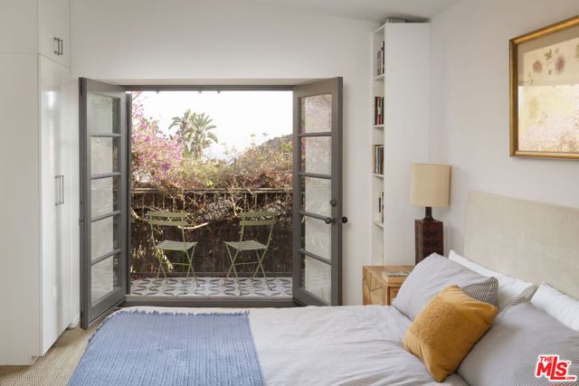 2500 Carman Crest Drive, Los Angeles CA: https://media.crmls.org/mediaz/fec48d4e-4e1b-4a92-959e-3b819e564662.jpg