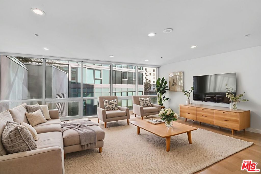 901 S Flower Street #401