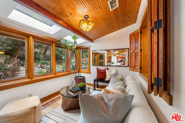 5045 Oakdale Avenue, Woodland Hills CA: https://media.crmls.org/mediaz/fec54fb2-f38e-4699-9fd0-7d5ba09abdaa.jpg