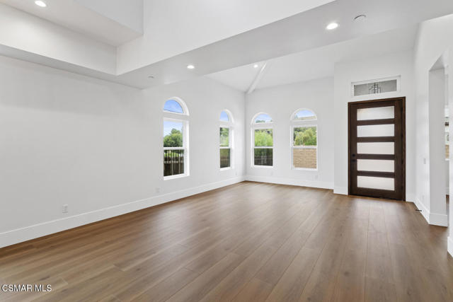 295 Toyon Court, Thousand Oaks CA: https://media.crmls.org/mediaz/fec6dd35-87fa-4dff-9eb7-b6574edcd757.jpg