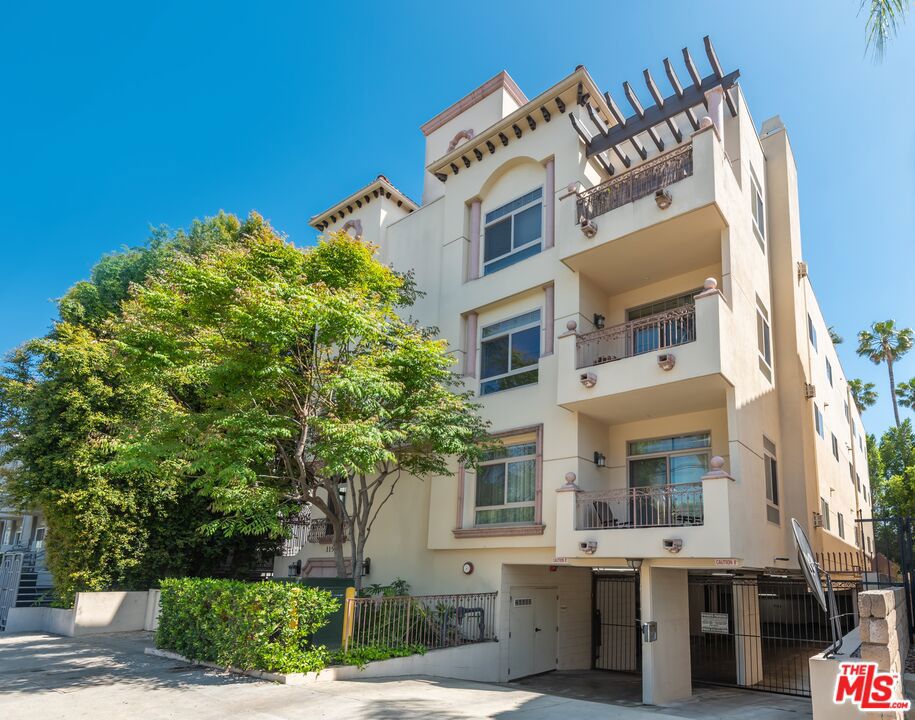 11582 Moorpark Street #104