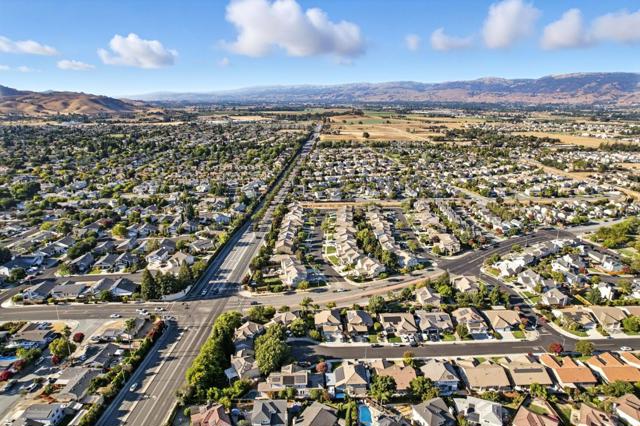 1297 Chesbro Way, Gilroy CA: https://media.crmls.org/mediaz/fec797e6-f0f4-46c0-8839-30d235b0acdf.jpg