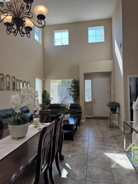 10342 Mono Ct, Stockton CA: https://media.crmls.org/mediaz/fec7cde9-aa1d-48ac-9e89-38ff42c34664.jpg