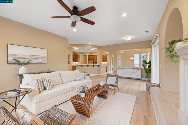 8702 Pasatiempo Circle, Roseville CA: https://media.crmls.org/mediaz/fec89748-5652-4c2a-a37c-d68f18216e8a.jpg