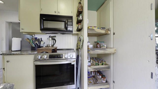 405 Mission Road, Glendale CA: https://media.crmls.org/mediaz/fec8d375-f3bc-45b6-9a2a-09629ba5a231.jpg