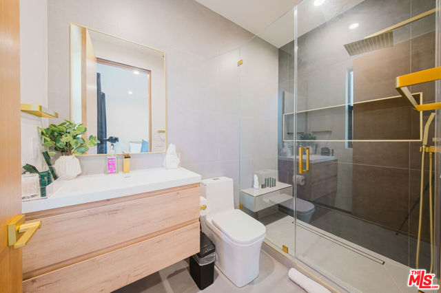 5141 Varna Avenue, Sherman Oaks CA: https://media.crmls.org/mediaz/fec9417c-5ae8-4ed4-a39f-59ce7d08b1e6.jpg