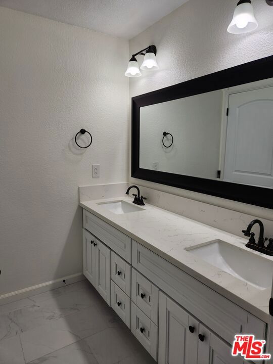 6415 Bradley Place, Los Angeles CA: https://media.crmls.org/mediaz/fec95d28-f194-47d1-99fb-3811ab4b4f3d.jpg