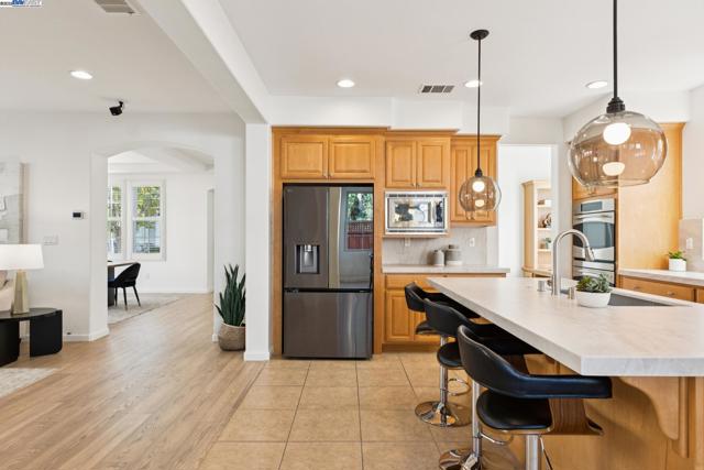 5 Cornelius Sq, Alameda CA: https://media.crmls.org/mediaz/fec9e7e2-5c95-4504-8934-de87080bd341.jpg