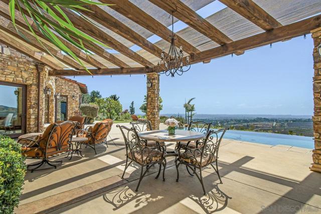 19557 Fortuna Del Este, Escondido CA: https://media.crmls.org/mediaz/fec9f743-bcec-4430-9337-6b2c4d5763a6.jpg