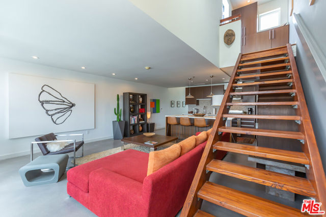 615 Hampton Drive, Venice CA: https://media.crmls.org/mediaz/feca6f5d-153c-4879-88b8-18ce366ff4a1.jpg