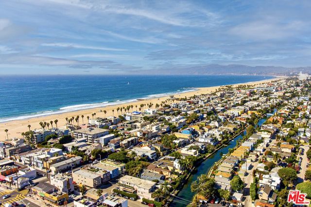 28 Ozone Avenue, Venice CA: https://media.crmls.org/mediaz/feccc4c9-4a0e-4dff-a9f5-6ce4b87d36c4.jpg