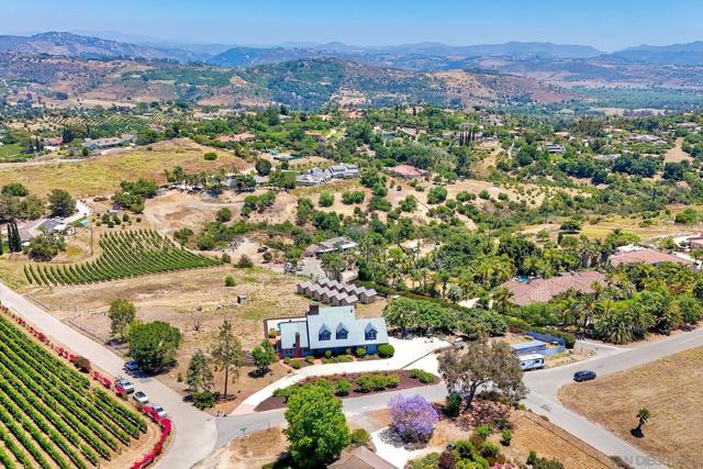 2511 Via Rancheros, Fallbrook CA: https://media.crmls.org/mediaz/fecd3a3f-5feb-4618-b65e-b98ea4afe654.jpg
