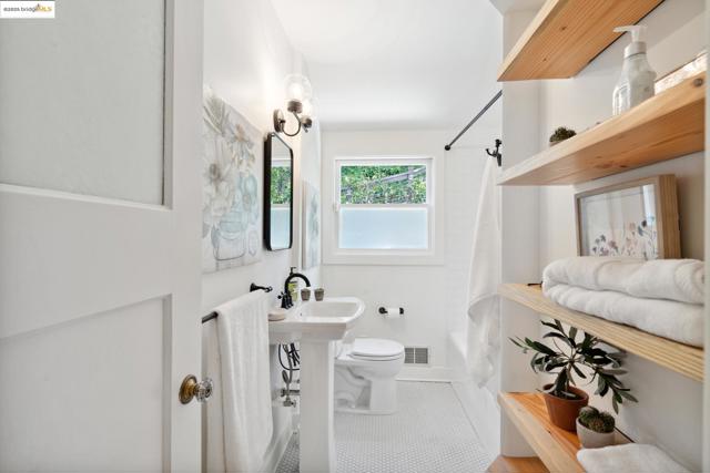 Image 21 of 37 For 1633 Trestle Glen Rd