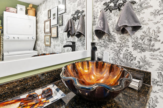 401 E Vista Chino, Palm Springs CA: https://media.crmls.org/mediaz/fece67bf-b798-40c1-bb29-23a0716ae47c.jpg