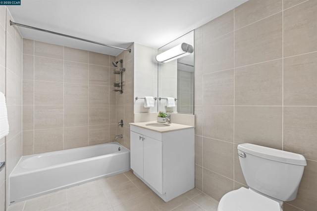 311 Oak St, Oakland CA: https://media.crmls.org/mediaz/fecf429f-3162-4562-bacc-97acbbab77f2.jpg