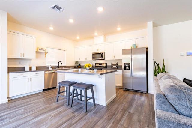 1367 Santini Avenue, Manteca CA: https://media.crmls.org/mediaz/fecf6e16-4ae2-4f45-abf4-37e09764fc3b.jpg