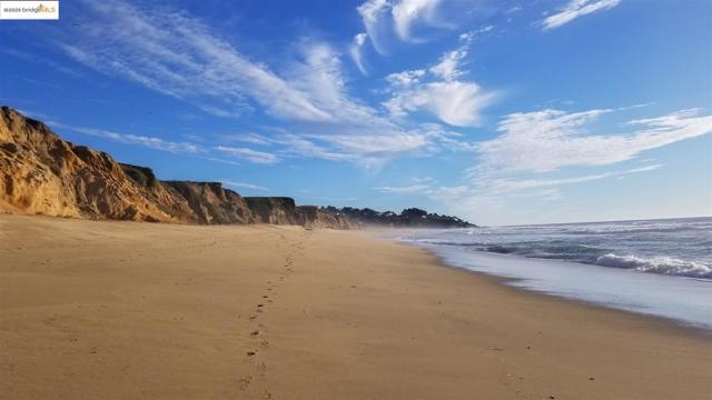 1400 Audubon AVE, Montara CA: https://media.crmls.org/mediaz/fecfe9a5-d465-4526-8fe7-879978f92d1a.jpg