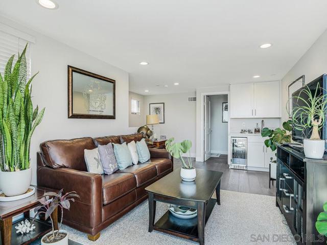 938 Opal St, San Diego CA: https://media.crmls.org/mediaz/fed04445-7ccb-4262-92ef-c8ee83367cf6.jpg