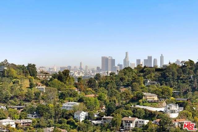 2860 Hollyridge Drive, Los Angeles CA: https://media.crmls.org/mediaz/fed0e554-4f48-44a8-9341-8db07eaf71c5.jpg