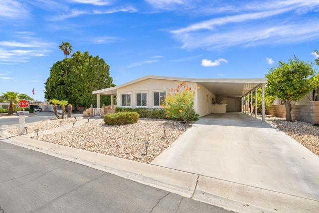 39551 Hidden Water Place, Palm Desert CA: https://media.crmls.org/mediaz/fed0fad4-09ab-4354-86e6-bb19424e1952.jpg