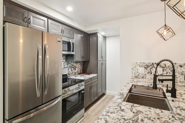 Detail Gallery Image 16 of 32 For 8262 Gilman Dr #1,  La Jolla,  CA 92037 - 2 Beds | 3 Baths