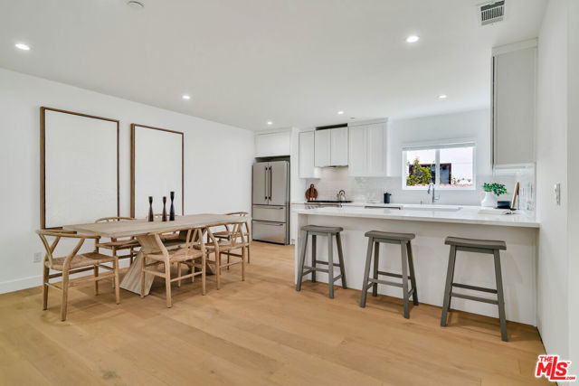 7832 Croydon Avenue, Los Angeles CA: https://media.crmls.org/mediaz/fed1ae6c-7e7e-4db0-a632-f206e3559611.jpg
