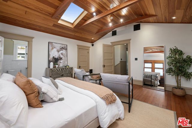 21 Park Avenue, Venice CA: https://media.crmls.org/mediaz/fed1cdc0-db59-43dc-a801-df9f8b667c29.jpg