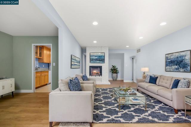 651 Moraga Rd, Moraga CA: https://media.crmls.org/mediaz/fed27fc6-ec03-49e7-b14a-fba2737b08b3.jpg