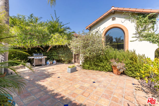724 N Spaulding Avenue, Los Angeles CA: https://media.crmls.org/mediaz/fed34af4-0c7f-4d8e-8c73-40bde2ccab74.jpg