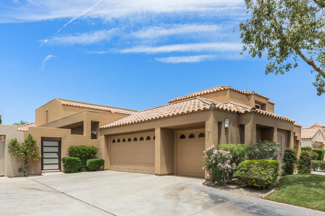 27 Oak Tree Drive, Rancho Mirage CA: https://media.crmls.org/mediaz/fed3514c-6b01-444e-8c5d-7aa1c404d9f7.jpg