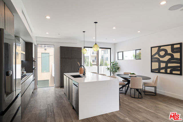6871 Fountain Avenue, Los Angeles CA: https://media.crmls.org/mediaz/fed397f7-8f0e-4af4-a8f3-1e0cd640bc1f.jpg