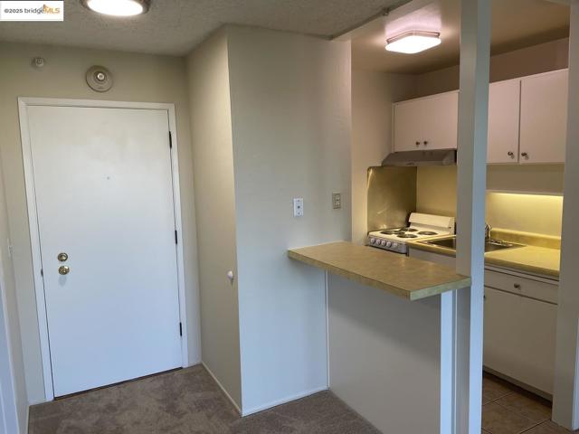 6 Captain DR, Emeryville CA: https://media.crmls.org/mediaz/fed3aa6a-920c-4164-951e-c380c9f8c42e.jpg
