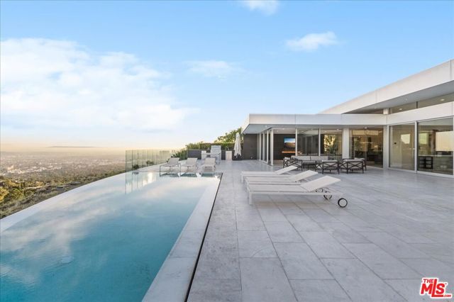 1620 Carla, Beverly Hills CA: https://media.crmls.org/mediaz/fed64efe-8d4f-4be1-aadb-27f4c53e4ed1.jpg