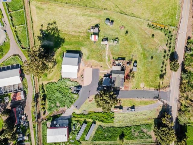 5135 Andrade Rd, Sunol CA: https://media.crmls.org/mediaz/fed6e1ce-0877-44b1-832a-a28c98b8727c.jpg