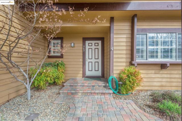 363 Limerick Way, Vacaville CA: https://media.crmls.org/mediaz/fed7f1be-dd7a-48b8-95fc-a7e9e42ad28b.jpg