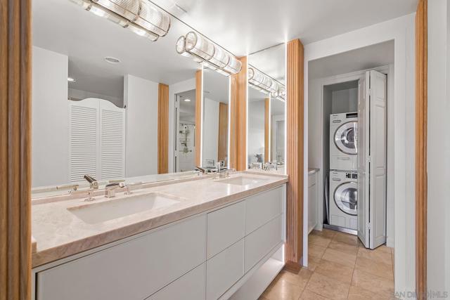 939 Coast Blvd. 5G, La Jolla CA: https://media.crmls.org/mediaz/fed7f818-2968-42da-a4e8-2c44a7f1683b.jpg