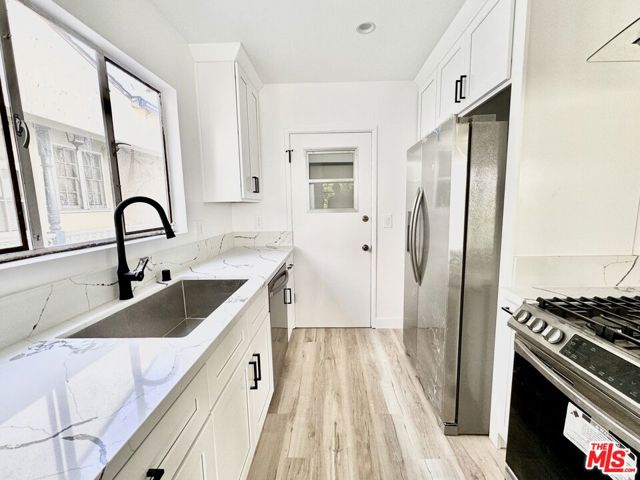 121 S Crescent Drive, Beverly Hills CA: https://media.crmls.org/mediaz/fed83680-6507-4548-ab61-1d93cceea682.jpg