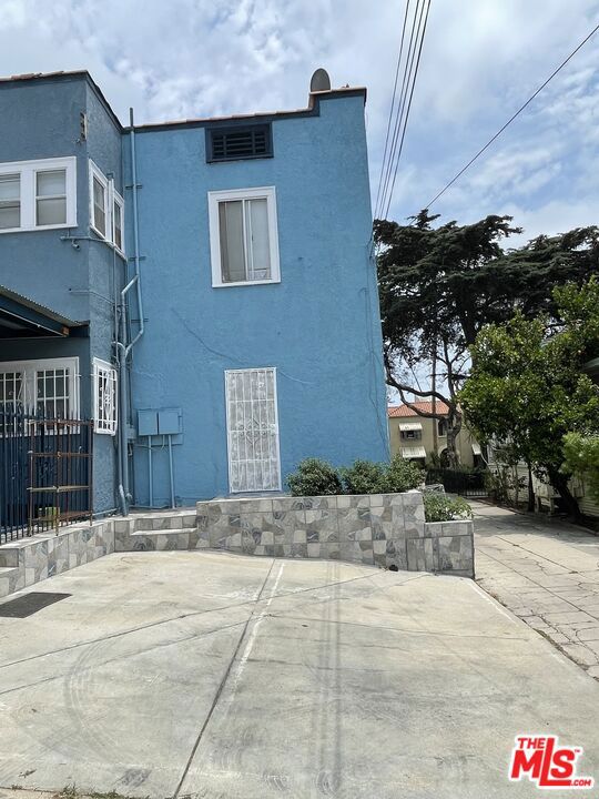 737 N HARVARD Boulevard, Los Angeles CA: https://media.crmls.org/mediaz/fed854b9-08ca-43cb-9ada-815d368ff074.jpg
