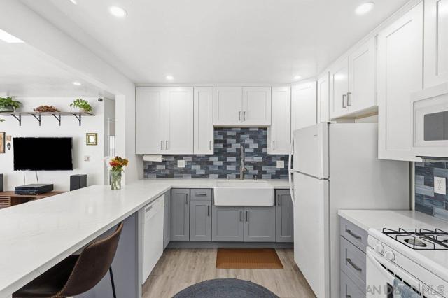 1818 Diamond St, San Diego CA: https://media.crmls.org/mediaz/fed8c3d6-23c8-4af3-a609-6c3b6f77975c.jpg