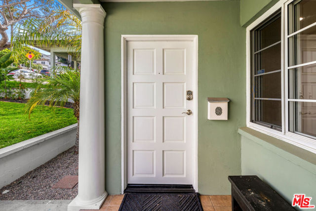 427 W Manchester Avenue, Playa del Rey CA: https://media.crmls.org/mediaz/fed91450-c5ff-4342-8e4b-2255c50659a4.jpg