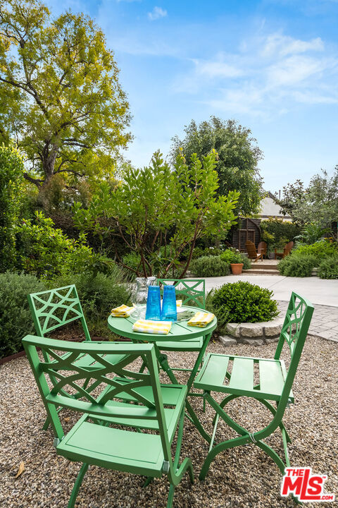 13109 Valley Vista Boulevard, Studio City CA: https://media.crmls.org/mediaz/fed92d1e-4143-49b4-bcdc-50b2bf9ee53f.jpg