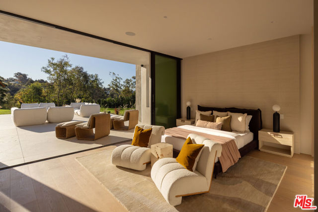 29200 Larkspur Lane, Malibu CA: https://media.crmls.org/mediaz/fed93bed-5b1b-42c3-82af-e0c53937da43.jpg