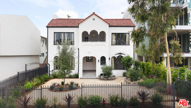 1005 Genesse, West Hollywood CA: https://media.crmls.org/mediaz/feda3efd-6305-4a4d-89db-81582df75eb7.jpg