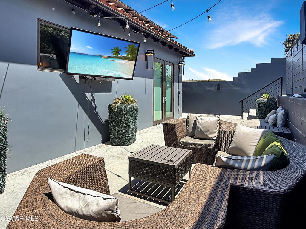 https://media.crmls.org/mediaz/feda5b40-3c77-415b-be93-c8ba7985ae9f.jpg?preset=X-Large