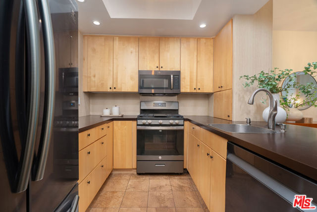 3480 Barham Boulevard, Los Angeles CA: https://media.crmls.org/mediaz/fedadc8e-a8b4-4348-8d3a-601a2e7d830c.jpg
