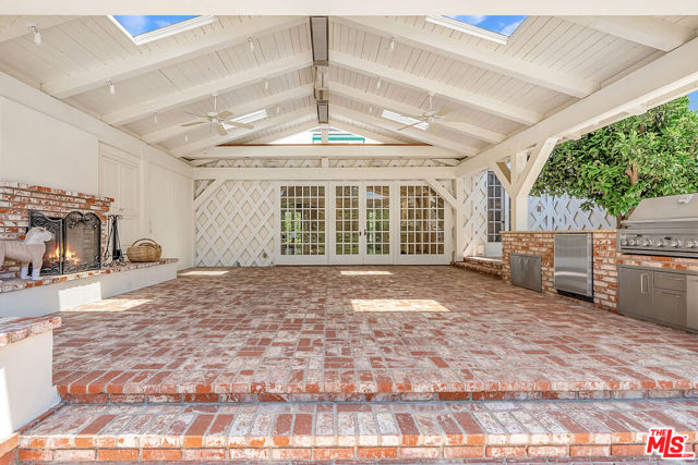 721 N Linden Drive, Beverly Hills CA: https://media.crmls.org/mediaz/fedb019c-1ab8-45e7-92d2-7fd4841a5d99.jpg