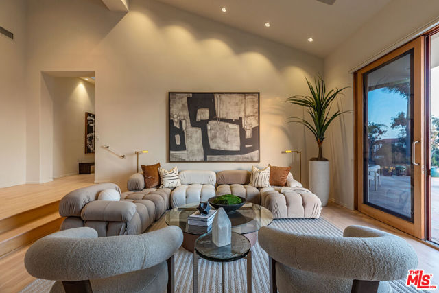 6417 Merritt Drive, Malibu CA: https://media.crmls.org/mediaz/fedc2fef-3468-4b14-8ec2-1e6e32a01145.jpg