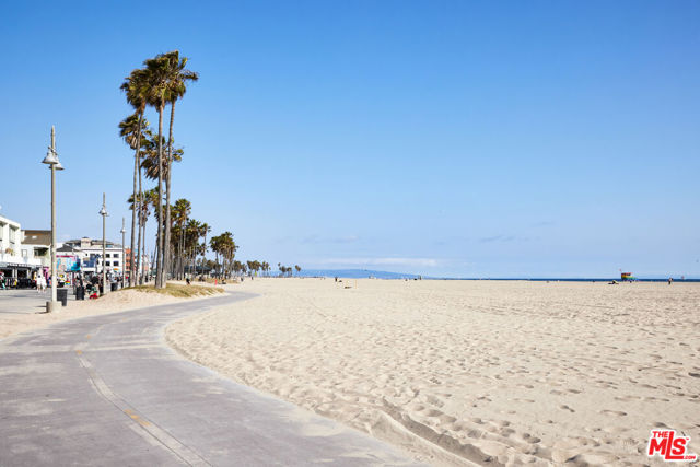 17 Sunset Avenue, Venice CA: https://media.crmls.org/mediaz/fedc4688-b109-48b1-8c9e-9828423c8e8c.jpg